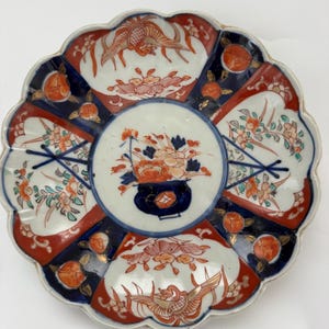 Vintage Imari-tallrik, handmålad blomkruka och blomstermotiv.