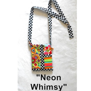 Può includere: Una borsa a tracolla con tracolla e bordo a scacchi bianchi e neri. Il corpo della borsa è composto da pannelli di tessuto patchwork con motivi circolari neon colorati, pois e strisce orizzontali. Il testo "Neon Whimsy" è stampato sotto.