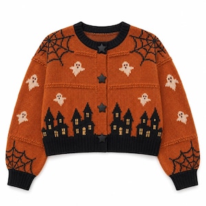 Peut inclure: Un cardigan en tricot orange brûlé avec un col rond, des poignets et un ourlet noirs. Le pull présente un motif répétitif de fantômes blancs, de toiles d'araignée noires sur les épaules et les manches, et une silhouette de maison hantée noire.