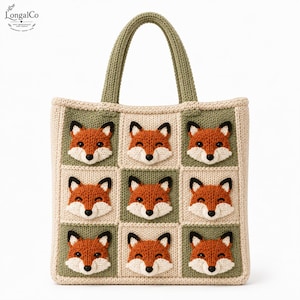 Può includere: Una borsa tote quadrata all'uncinetto con un motivo a griglia di nove facce di volpe. La borsa è realizzata con quadrati alternati color crema e verde salvia, ognuno dei quali mostra una testa di volpe tridimensionale arancione, bianca e nera. Presenta due manici in maglia abbinati color verde salvia.