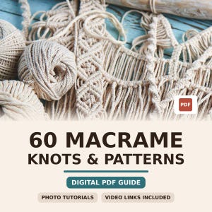 Puede incluir: Una guía digital en PDF titulada 60 MACRAME KNOTS & PATTERNS con tutoriales fotográficos y enlaces de video. La imagen muestra ovillos de cuerda de macramé beige y complejos patrones textiles anudados sobre un fondo claro con un icono PDF.