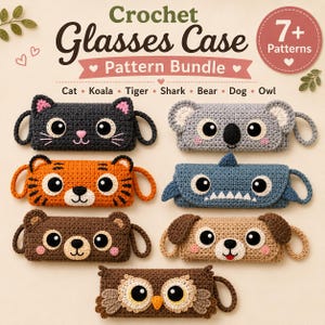 Peut inclure: Un ensemble de sept étuis à lunettes au crochet avec des motifs d'animaux : chat, koala, tigre, requin, ours, chien et hibou. Le texte indique Crochet Glasses Case Pattern Bundle 7+ Patterns. Chaque étui présente un visage d'animal unique.