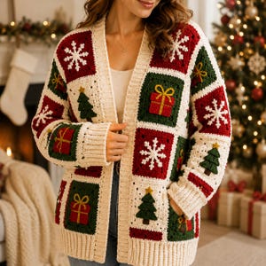 Peut inclure: Un gilet en crochet composé de carrés patchwork rouges, vert foncé et crème. Les motifs incluent des flocons de neige blancs, des sapins de Noël verts et des cadeaux rouges avec des rubans jaunes, le tout bordé de finitions crème.