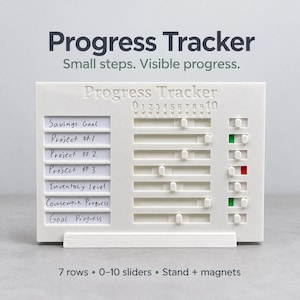 Könnte beinhalten: Ein weißes, rechteckiges Fortschritts-Tracker-Board mit sieben horizontalen Zeilen für Beschriftungen und dazugehörigen Schiebereglern von null bis zehn. Das Board trägt den geprägten Text Progress Tracker und enthält einen Ständer.