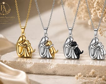 Collar con colgante de mujer abrazando a un perro – Joyería en tonos dorados y plateados para amantes de las mascotas.