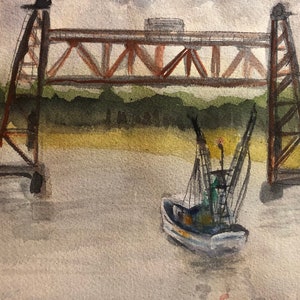 Op de afbeelding: Een aquarel van een klein vissersbootje dat onder een roestige metalen brug doorvaart. Het bootje is blauw en wit met een groene kajuit. De brug is bruin en heeft een houten loopbrug.