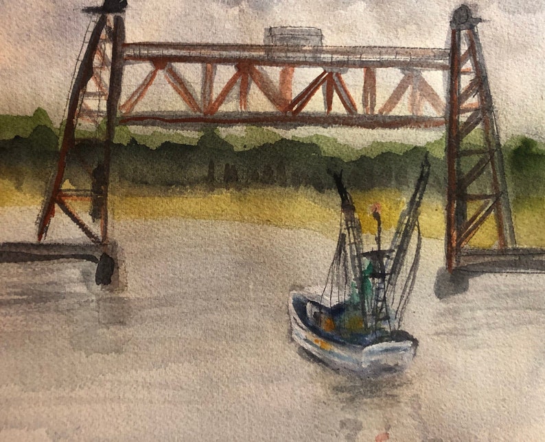 Op de afbeelding: Een aquarel van een klein vissersbootje dat onder een roestige metalen brug doorvaart. Het bootje is blauw en wit met een groene kajuit. De brug is bruin en heeft een houten loopbrug.