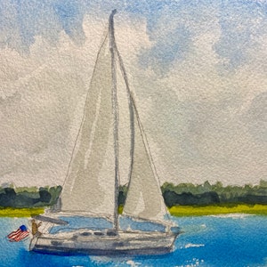 Op de afbeelding: Een aquarel schilderij van een zeilboot met een wit zeil en een kleine Amerikaanse vlag op de boeg, varend op een kalme blauwe watermassa met een groene kustlijn op de achtergrond.