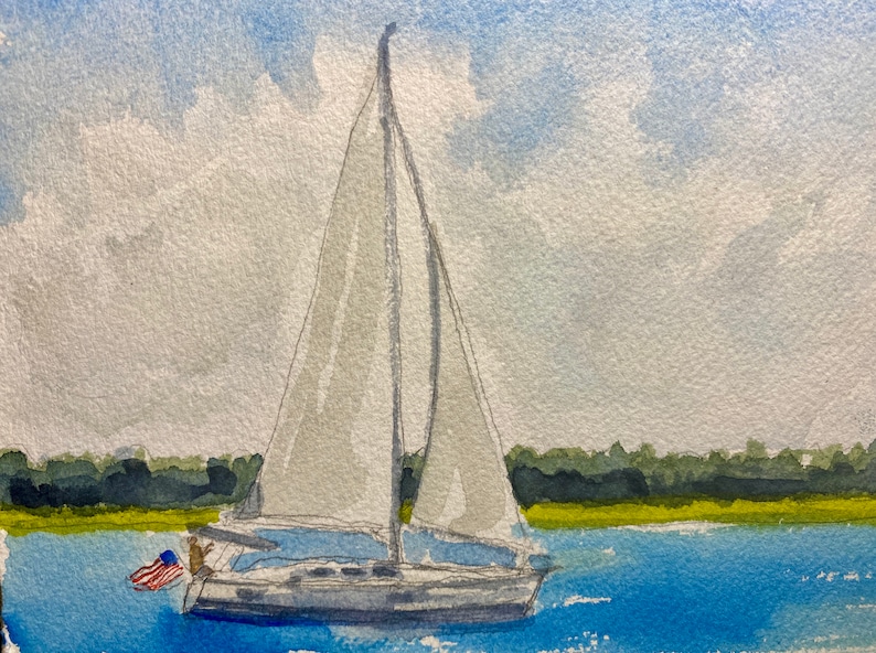 Op de afbeelding: Een aquarel schilderij van een zeilboot met een wit zeil en een kleine Amerikaanse vlag op de boeg, varend op een kalme blauwe watermassa met een groene kustlijn op de achtergrond.