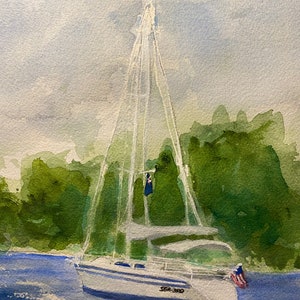 Op de afbeelding: Een aquarel van een witte zeilboot met een blauwe streep op de romp, die op een blauwe watermassa vaart. De zeilboot heeft een witte mast en zeilen, en een kleine Amerikaanse vlag wappert bovenop de mast. De zeilboot bevindt zich voor een groene beboste kustlijn. Het registratienummer van de boot, "SEA-390", is zichtbaar op de romp.