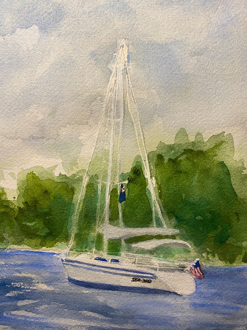 Op de afbeelding: Een aquarel van een witte zeilboot met een blauwe streep op de romp, die op een blauwe watermassa vaart. De zeilboot heeft een witte mast en zeilen, en een kleine Amerikaanse vlag wappert bovenop de mast. De zeilboot bevindt zich voor een groene beboste kustlijn. Het registratienummer van de boot, "SEA-390", is zichtbaar op de romp.