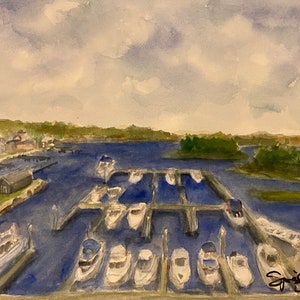 Op de afbeelding: Een aquarel schilderij van een jachthaven met boten die in rijen aangemeerd liggen. De boten zijn wit en het water is diepblauw. De lucht is bewolkt en grijs. Er zijn bomen en gebouwen op de achtergrond.