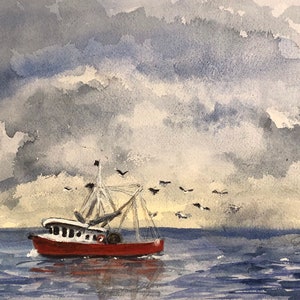 Op de afbeelding: Een rode vissersboot met witte accenten vaart op een blauwe zee onder een bewolkte hemel. Een zwerm vogels vliegt erboven.