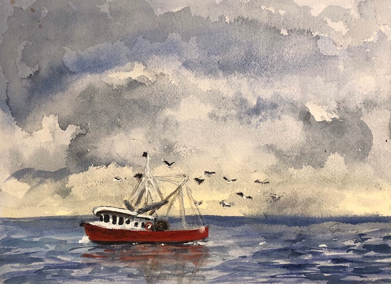 Op de afbeelding: Een rode vissersboot met witte accenten vaart op een blauwe zee onder een bewolkte hemel. Een zwerm vogels vliegt erboven.
