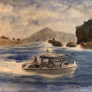 Op de afbeelding: Een aquarel schilderij van een klein bootje met een persoon aan het roer, dat door ruw water vaart. Het bootje vaart richting een rotsachtige kustlijn met een berg op de achtergrond. De lucht is bewolkt en het water is lichtblauw.