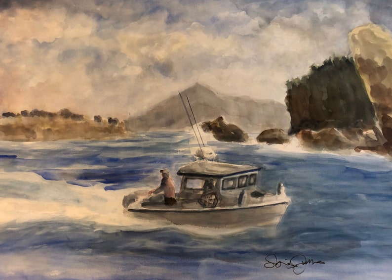 Op de afbeelding: Een aquarel schilderij van een klein bootje met een persoon aan het roer, dat door ruw water vaart. Het bootje vaart richting een rotsachtige kustlijn met een berg op de achtergrond. De lucht is bewolkt en het water is lichtblauw.