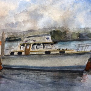 Op de afbeelding: Een aquarel van een witte boot die aan een pier is aangemeerd. De boot heeft een bruine kajuit en een blauw-wit bord met de tekst "Sea Star". De lucht is bewolkt en het water is kalm.
