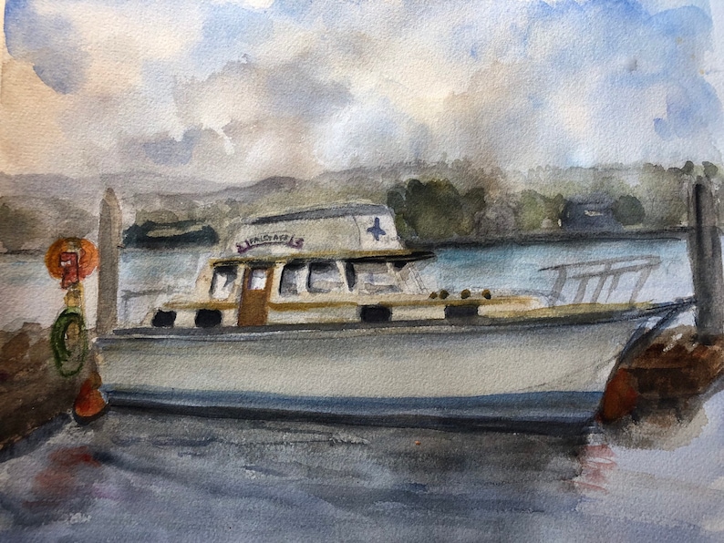 Op de afbeelding: Een aquarel van een witte boot die aan een pier is aangemeerd. De boot heeft een bruine kajuit en een blauw-wit bord met de tekst "Sea Star". De lucht is bewolkt en het water is kalm.