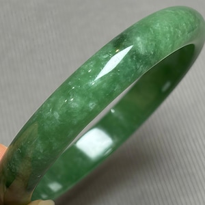 58 mm burmesiskt grönt jadeitarmband, handgjort kejserligt grönt jadearmband, tjock massiv stenmanschett, myanmarska jadesmycken