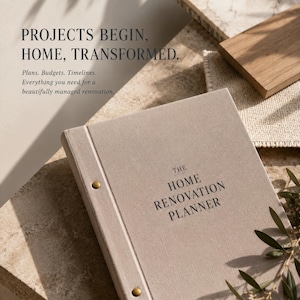 Può includere: Un pianificatore per la ristrutturazione della casa rivestito in tessuto beige con due rivetti metallici color ottone sul dorso. La copertina riporta il testo THE HOME RENOVATION PLANNER. Il testo sullo sfondo recita PROJECTS BEGIN.