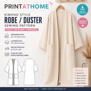 Peut inclure: Un patron de couture numérique pour une robe ou un cache-poussière de style kimono. L'image montre une robe beige avec des manches larges et deux poches plaquées, ainsi que des dessins techniques de face et de dos. Le texte inclut PRINTATHOME, KIMONO STYLE ROBE / DUSTER SEWING PATTERN, et des détails sur les fichiers PDF, superposés et projecteur.
