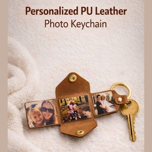 Könnte beinhalten: Ein brauner PU-Leder-Fotoschlüsselanhänger mit drei quadratischen Fotoeinsätzen, die Personen zeigen. Der Schlüsselanhänger hat einen goldfarbenen Metallring mit einem Schlüssel und einen Druckknopfverschluss. Der Text Personalized PU Leather Photo Keychain ist sichtbar.
