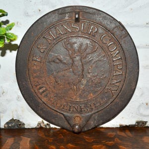 Könnte beinhalten: Ein Set aus drei Keramikbechern mit gesprenkelter, cremefarbener Glasur. Jeder Becher zeigt ein handgemaltes Design: ein blau-grünes Blatt, eine gelbe Blume und eine rote Beere. Die Becher haben ein schlichtes, modernes Design.