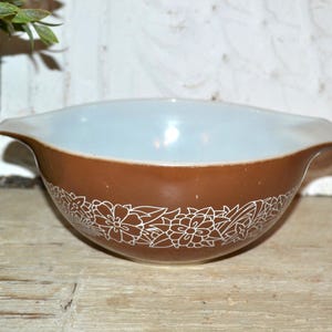 Pyrex Woodland Casserole: Brown Round Bowl, 442