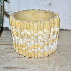 Cuenco de cactus Comanche con espirales amarillas y blancas de cerámica del suroeste