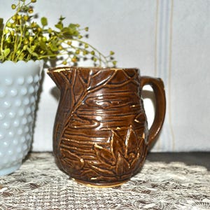 Jarra de nenúfar McCoy de cerámica marrón