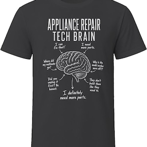 Peut inclure: Un t-shirt gris foncé à manches courtes avec un graphique blanc représentant un cerveau humain. Le texte indique : APPLIANCE REPAIR TECH BRAIN, I can fix that!, I need more parts., Where did my multimeter go?, Why is the model number worn off!?, Did you unplug it first? Be honest., They don't build them like they used to., I definitely need more parts.