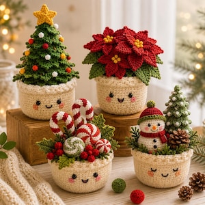 Puede incluir: Cuatro decoraciones navideñas de ganchillo en macetas color crema con caras sonrientes. El conjunto incluye un árbol verde con una estrella amarilla, una flor de pascua roja, bastones de caramelo rojos y blancos, y un muñeco de nieve.