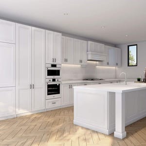 Peut inclure: Une cuisine équipée d'armoires blanches de style shaker avec des poignées sombres, un grand îlot central avec un comptoir blanc et un sol en bois clair à motif chevrons. L'espace comprend des appareils encastrés et deux fenêtres.