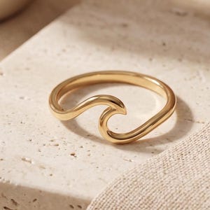 Anello a onda placcato oro 14 carati, gioiello in argento sterling fatto a mano, anello a onda oceanica, fede nuziale minimalista e delicata, anello impilabile, regalo di nozze per lei
