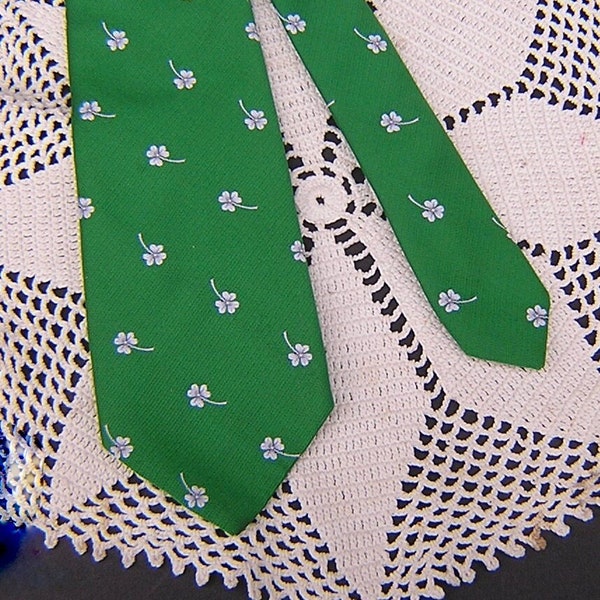 Vintage Shamrock Tie for St. Patrick's Day . by Rhynecliff Cravat . Green Necktie