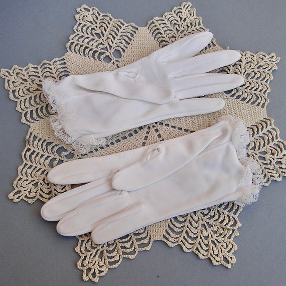 Vintage White Lace Ruffle Gloves - image 4