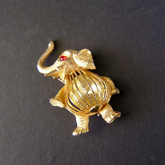 Vintage Elephant Brooch / Pin