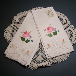 Set of 2 Vintage Floral Guest Towels with Appliqué Flowers & Lace Inset . a