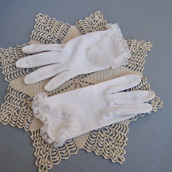 Vintage White Lace Ruffle Gloves - image 3