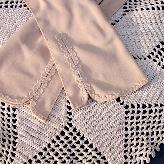 Vintage Beige/Taupe Gloves with Scallop Trim - image 4