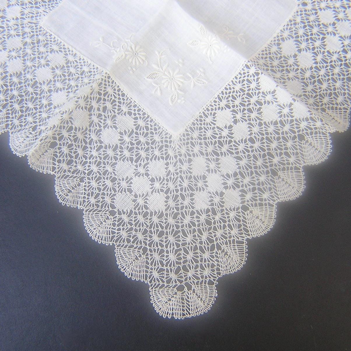 Vintage Wide Lace Edge & Embroidery Flowers Hanky
