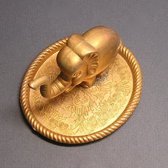 Vintage Elephant Ring Holder . Metal Jewelry Dish - image 4