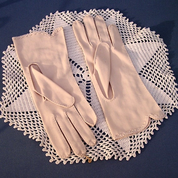 Vintage Beige/Taupe Gloves with Scallop Trim - image 6