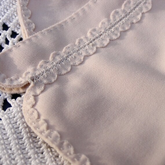 Vintage Beige/Taupe Gloves with Scallop Trim - image 5