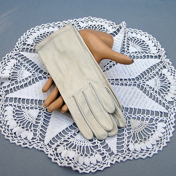 Vintage Taupe Soft Leather Gloves . never worn