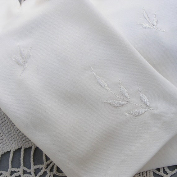 Vintage White Nylon Gloves with Leaf Embroidery b… - image 3