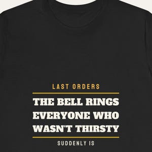 Camiseta divertida de pub, camiseta con humor cervecero, "La campana anuncia la última ronda", regalo vintage con letrero de bar para él.