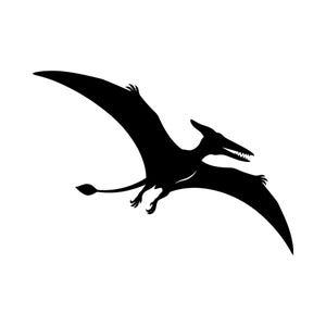 Puede incluir: Una silueta negra sólida de un pterosaurio en vuelo, representada de perfil. El reptil volador prehistórico presenta alas largas y puntiagudas, un pico afilado con dientes visibles y una cola larga y delgada que termina en una punta en forma de diamante.
