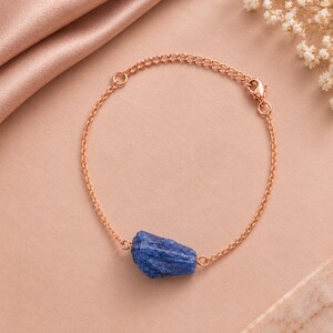 Pulsera de zafiro azul en bruto, cadena chapada en oro rosa, accesorio de muñeca de cristal hecho a mano (6,5 pulgadas)