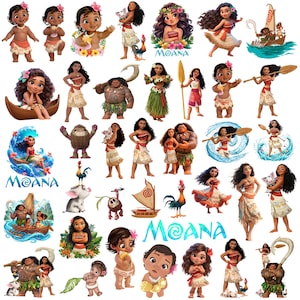 Può includere: Una collezione di adesivi dei personaggi di Moana, tra cui Moana da bambina e da giovane adulta, Maui, il maialino Pua e il gallo Heihei. I personaggi sono raffigurati in varie pose, tra cui su una barca, con un remo e circondati da fiori tropicali. La parola Moana è scritta in blu.